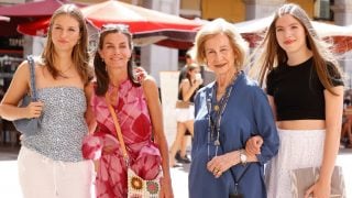 Doña Sofía, la reina Letizia, la princesa Leonor y la infanta Sofía en Mallorca. (Foto: Gtres)