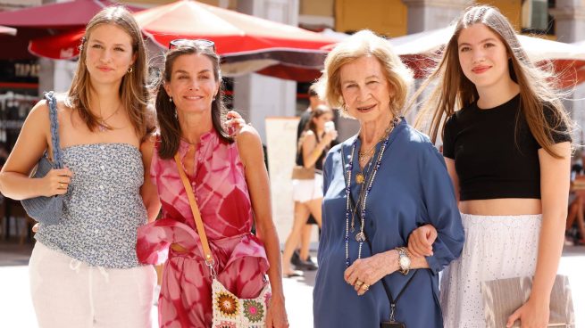 Lo que se lee entre líneas tras la ausencia de doña Sofía en el plan de chicas de Mallorca