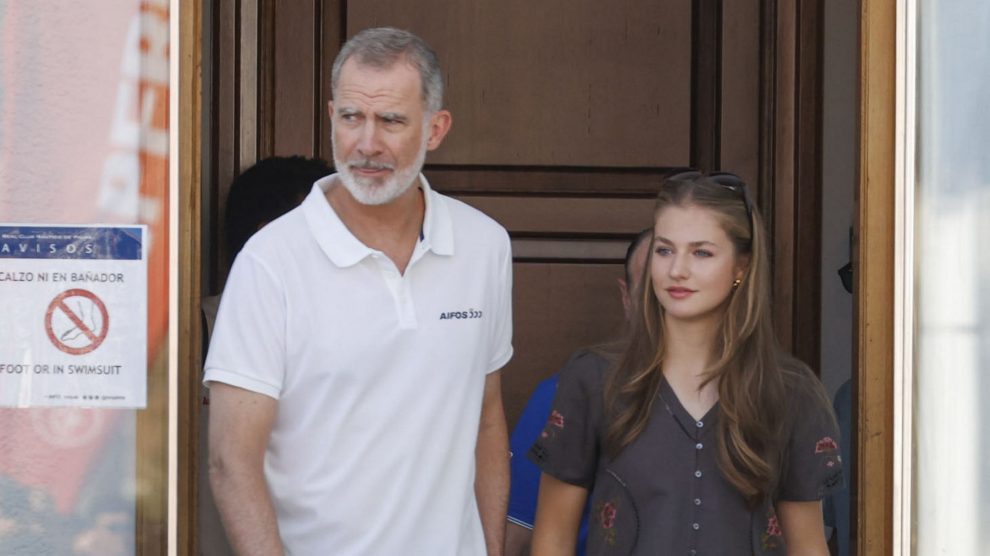La princesa Leonor aparece por sorpresa en el Club Náutico para apoyar al Rey Felipe