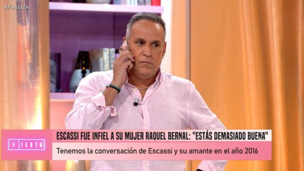 Aurelio Manzano en 'Fiesta' hablando con Raquel Bernal. (Foto: Telecinco)