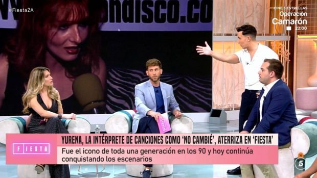 Omar Suárez anunciando el accidente de Yurena en 'Fiesta'. (Foto: Telecinco)