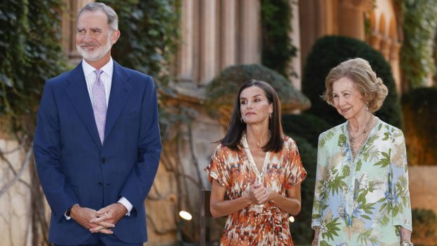 El Rey Felipe VI, la Reina Letizia y Doña Sofía en una recepción en el Palacio de Marivent. (Foto: Gtres)