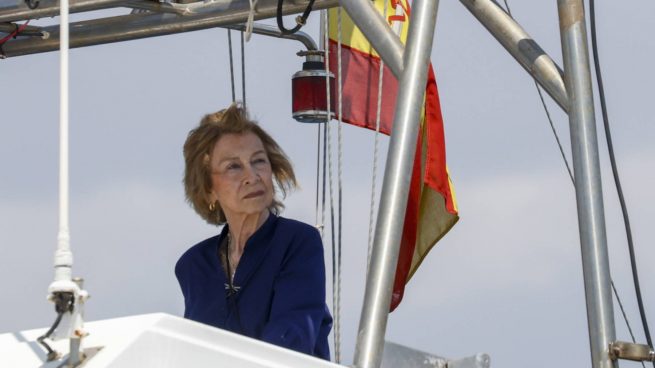 La Reina Sofía en un barco. (Foto: Gtres)