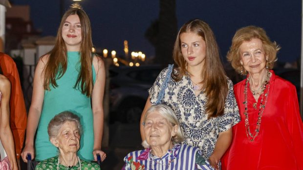 La infanta Sofía, Irene de Grecia, la princesa Leonor, Tatiana Fruchaud y la Reina Sofía en Mallorca. (Foto: Gtres)