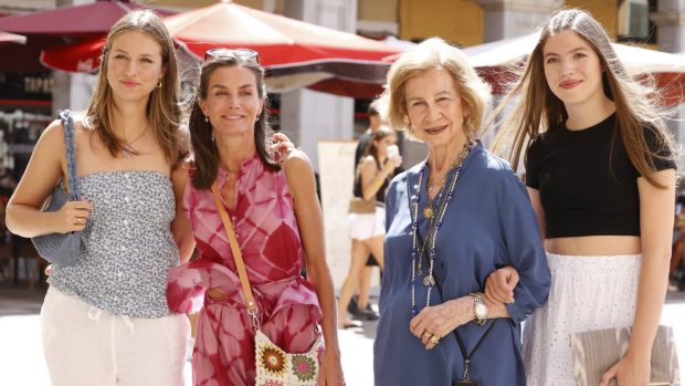 La princesa Leonor, la Reina Letizia, Doña Sofía y la infanta Sofía. (Foto: Gtres)