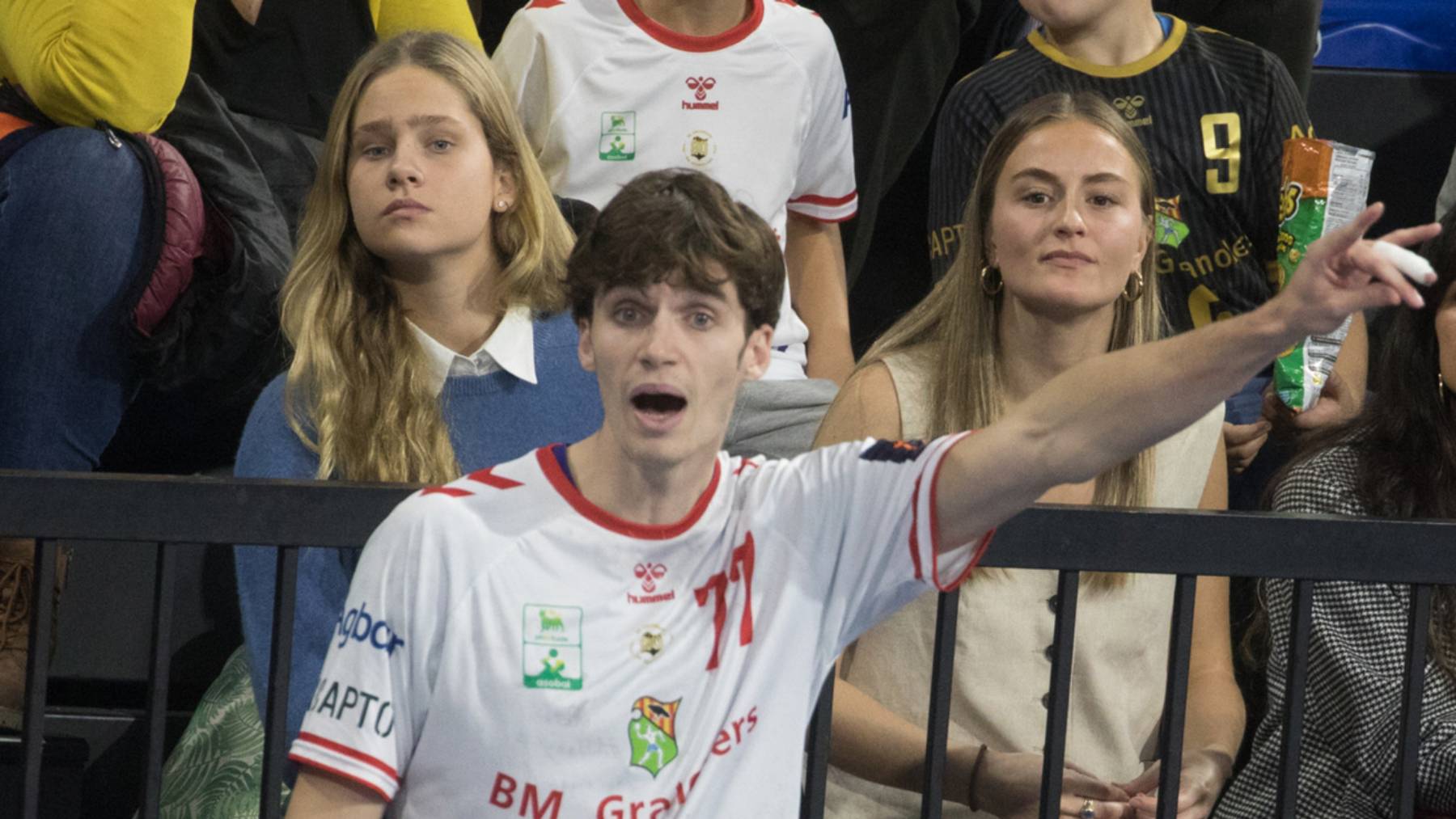 Johanna Zott e Irene Urdangarin apoyando a Pablo Urdangarin. (Foto: Gtres)