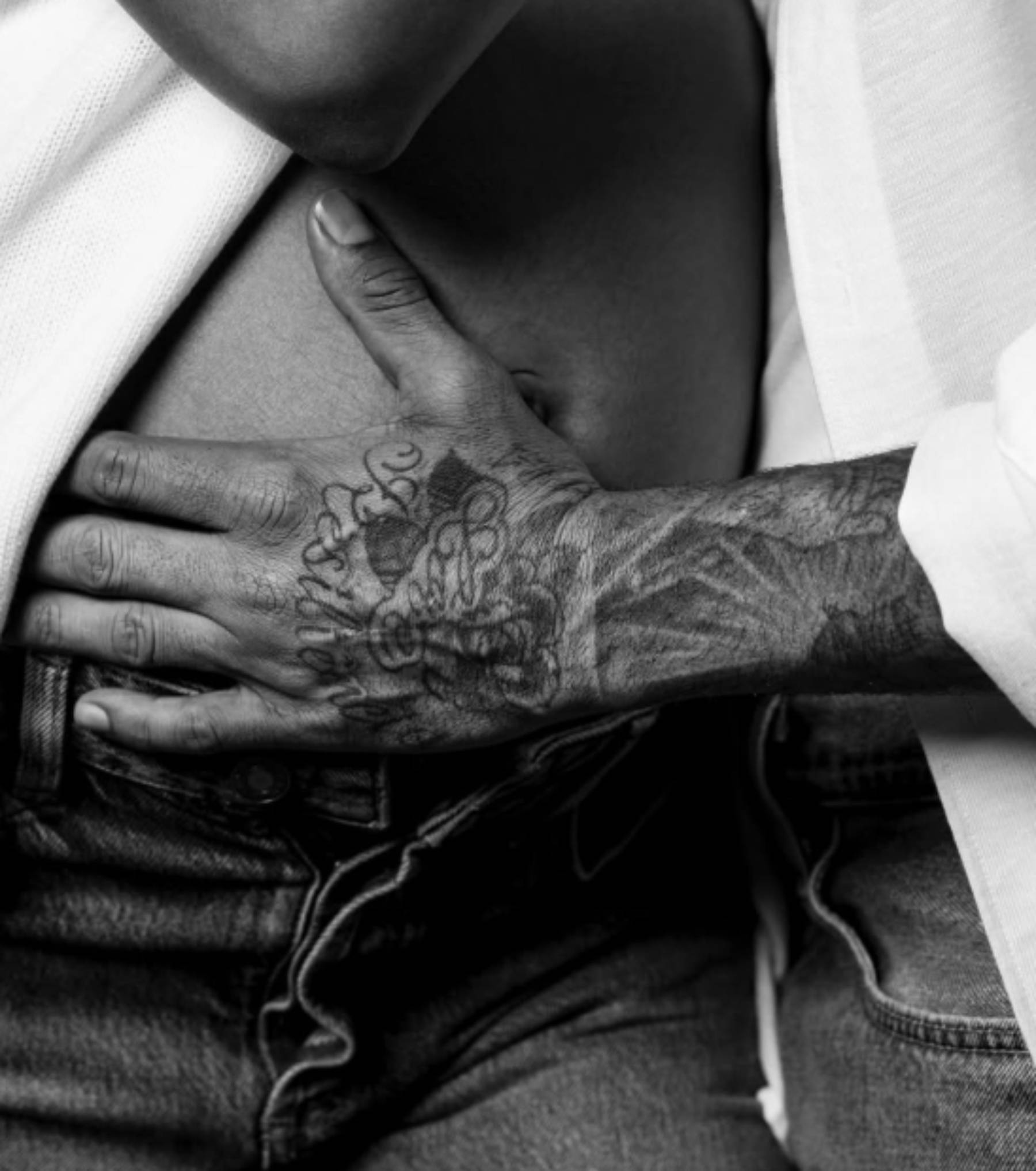La mano de Dani Alves sobre la barriga de embarazada de Joana Sanz. (Foto: Instagram)