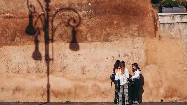 Las pijas del barrio de Salamanca ya llevan el pantalón de punto de Mango Outlet con efecto piernas larguísimas