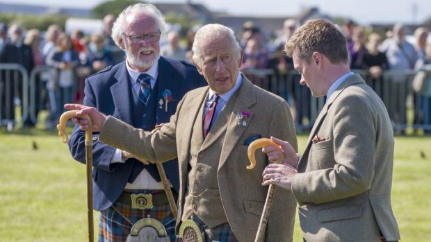 Carlos III con el traje regional escocés. (Foto: Gtres)