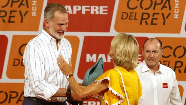 El Rey Felipe VI entregando un premio. (Foto: Gtres)