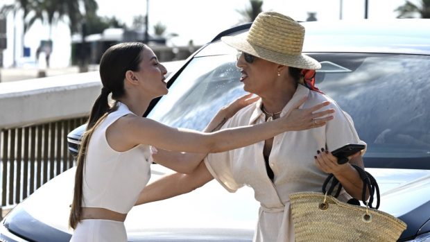 María Valverde saludando a Rossy de Palma. (Foto: Gtres)