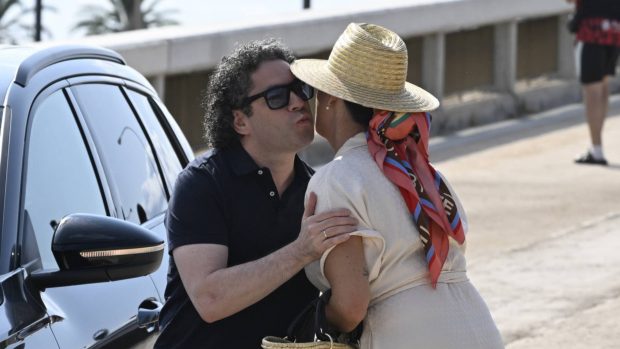 Gustavo Dudamel saludando a Rossy de Palma. (Foto: Gtres)