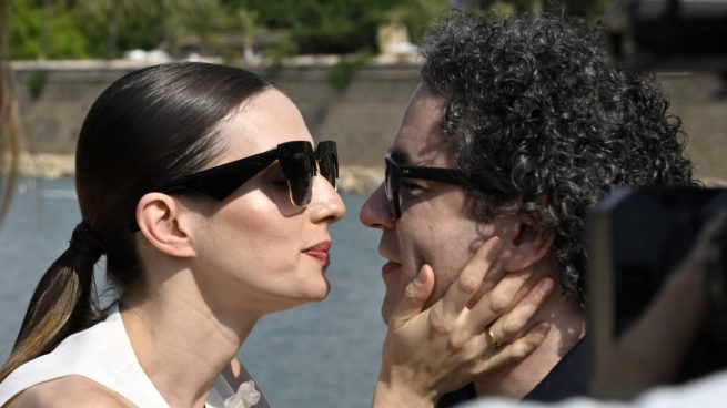 María Valverde y Gustavo Dudamel dándose un beso. (Foto: Gtres)
