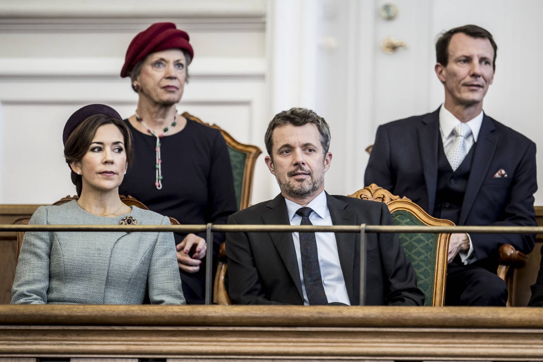 El rey Federico de Dinamarca, la reina Mary y el príncipe Joaquín en un acto oficial. (Foto: Gtres)