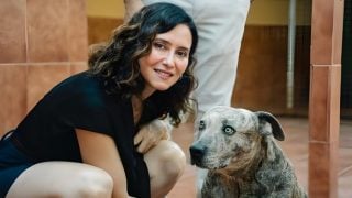 Isabel Díaz Ayuso en el Centro de Protección Animal de Sa Coma. (FOTO: REDES SOCIALES)