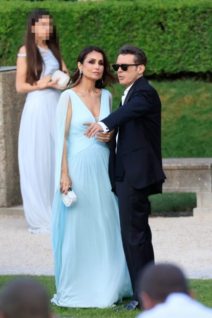 Luis Miguel y Paloma Cuevas en una boda del 3 de junio de 2023. (Foto: Gtres)