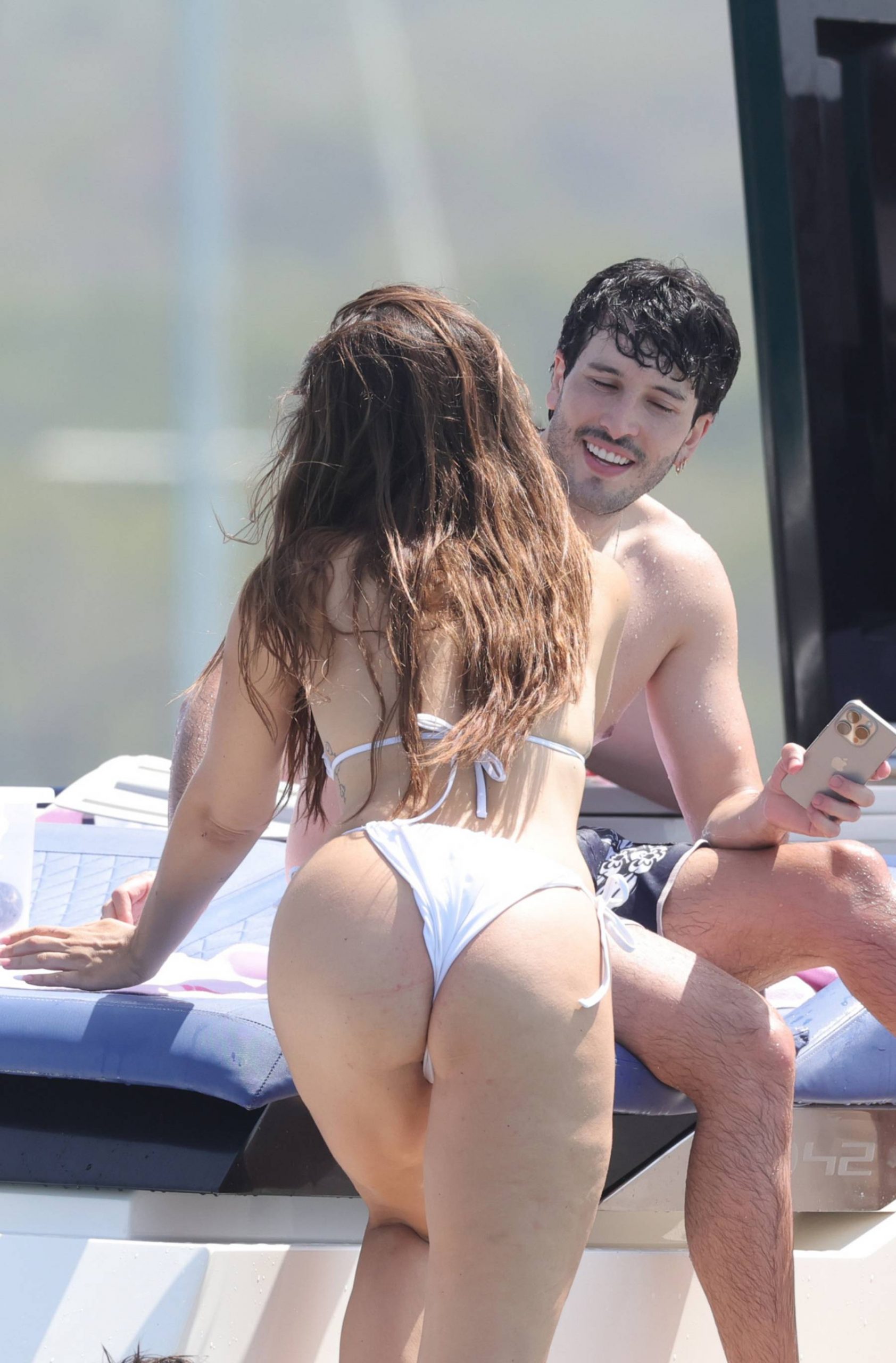 Sebastián Yatra y Lola Índigo en Ibiza. (Foto: Gtres)