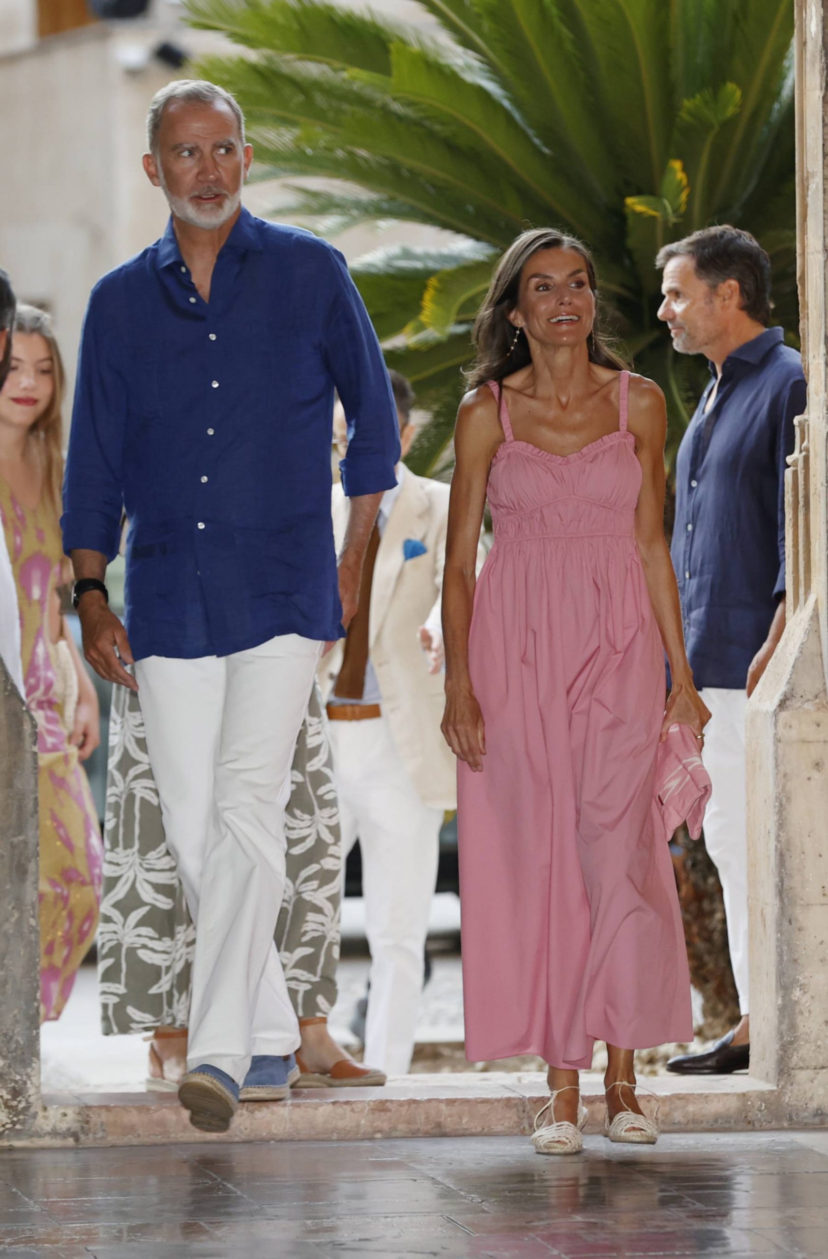 Los Reyes Felipe y Letizia en una exposición en Mallorca. (Foto: Gtres)