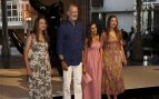 Los Reyes Felipe y Letizia junto a sus hijas, la princesa Leonor y la infanta Sofía. (Foto: Gtres)