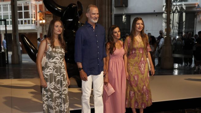 Los Reyes Felipe y Letizia junto a sus hijas, la princesa Leonor y la infanta Sofía. (Foto: Gtres)