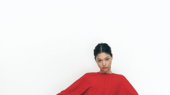 Zara da un golpe en las rebajas: el vestido más elegante que existe está a mitad de precio y lo vas a querer para todo