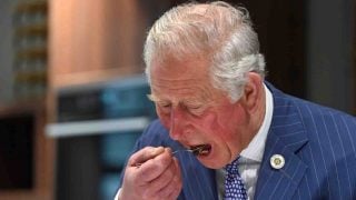 El rey Carlos III comiendo. (Foto: Gtres)