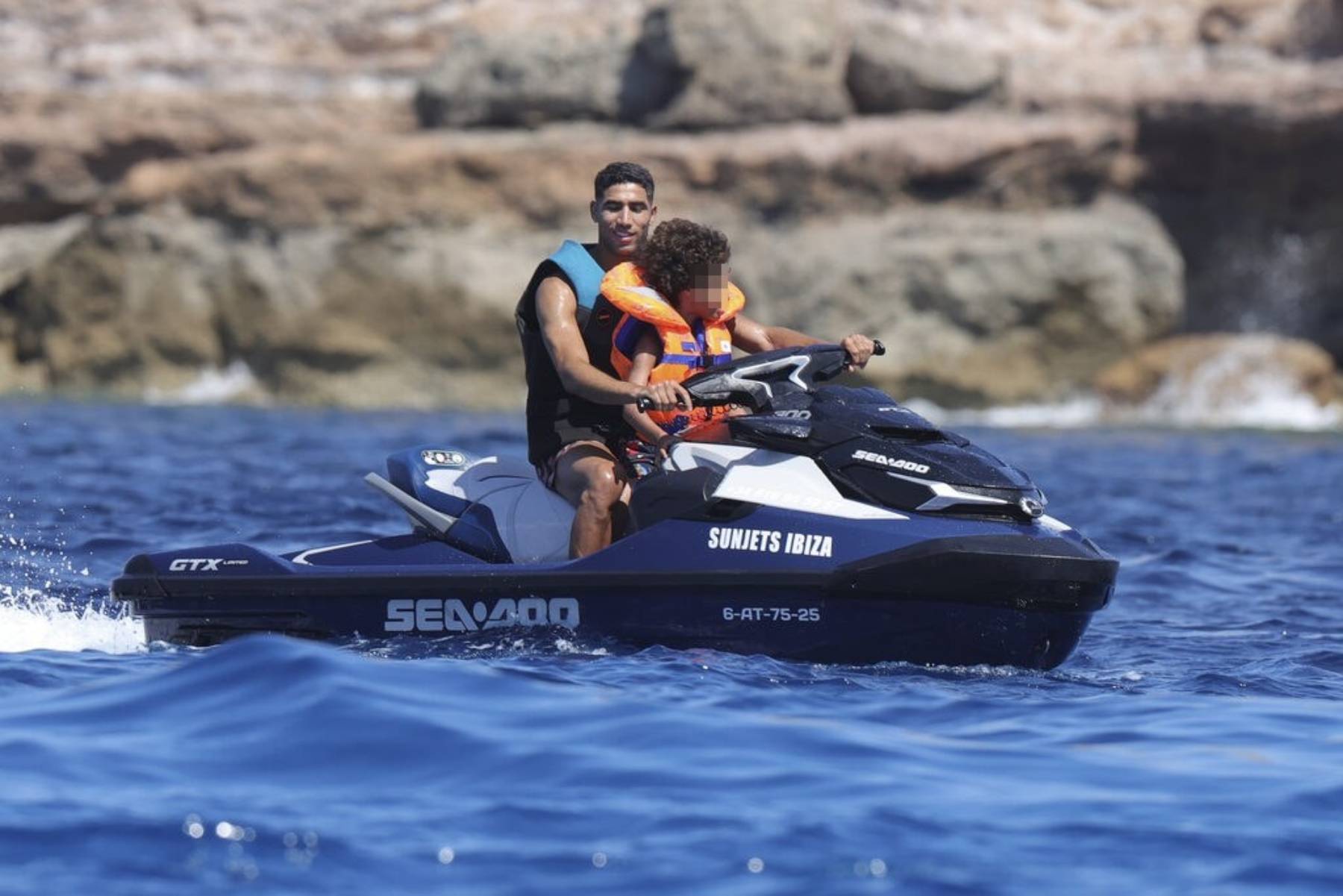 Achraf Hakimi en Ibiza. (Foto: Gtres)