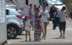 José Fernando y Gloria Camila junto a la pequeña Rocío en Aqualand. (Foto: Gtres)