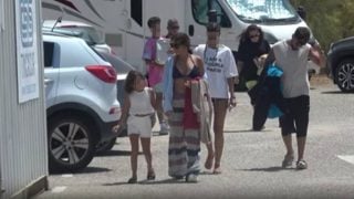 José Fernando y Gloria Camila junto a la pequeña Rocío en Aqualand. (Foto: Gtres)