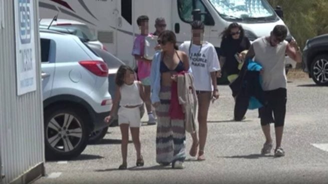 José Fernando y Gloria Camila junto a la pequeña Rocío en Aqualand. (Foto: Gtres)
