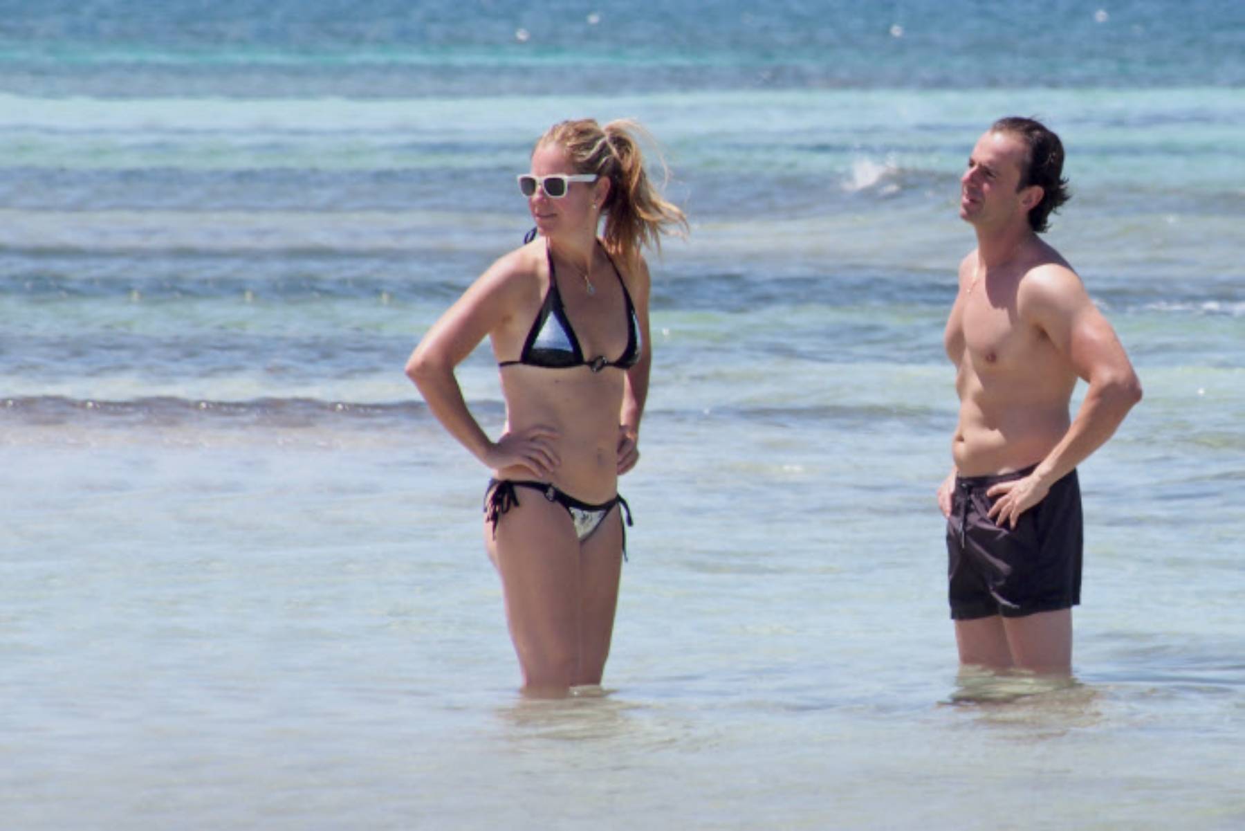 Josep Santacana y  Arantxa Sánchez Vicario durante unas vacaciones. (Foto: Gtres)