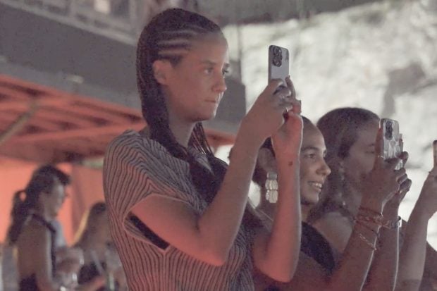 Al detalle, el peinado tipo afro de Victoria Federica. (FOTO: GTRES)