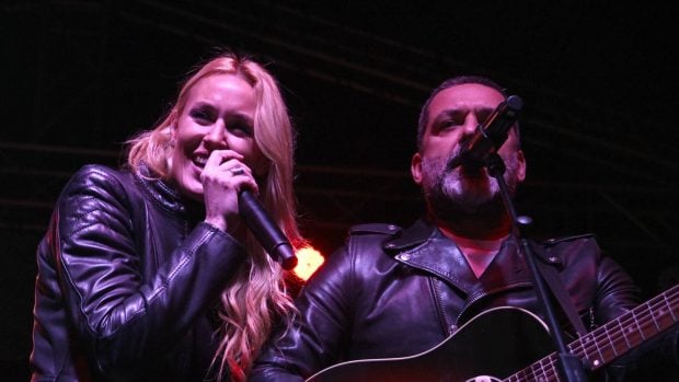 Carolina Cerezuela y Jaume Anglada actuando juntos. (Foto: Gtres)