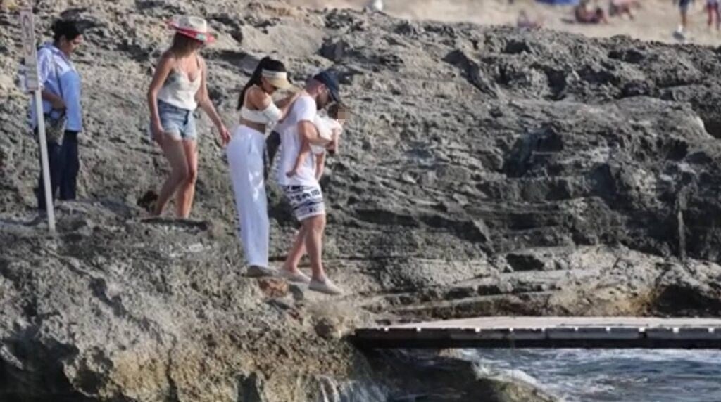Ilia y Giorgina Uzcategui en Ibiza con su hija. (Foto: Gtres)