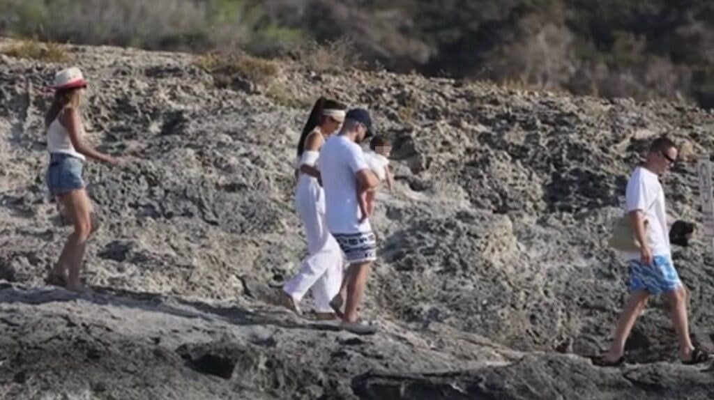 Ilia y Giorgina Uzcategui en Ibiza con su hija. (Foto: Gtres)