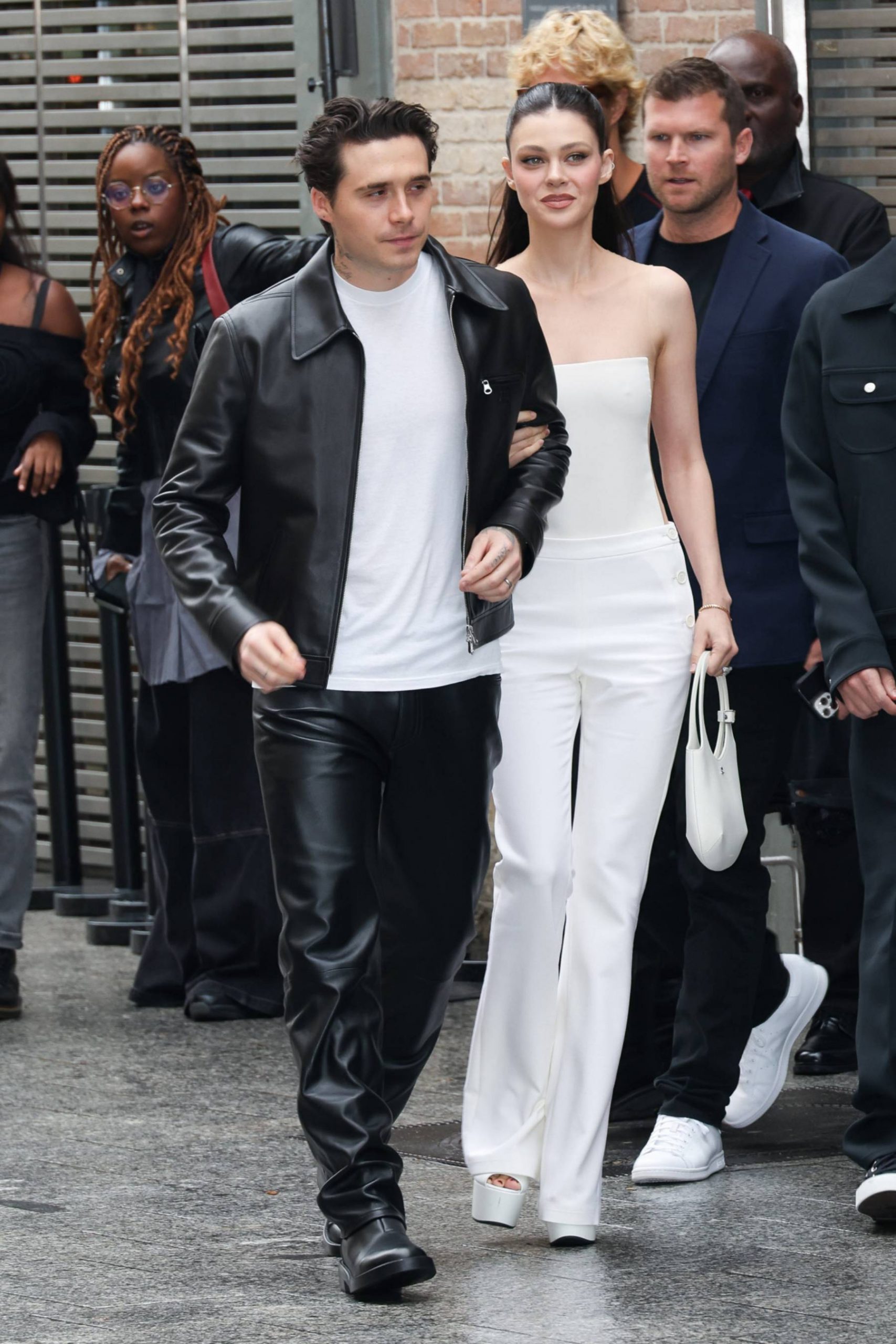 Brooklyn Beckham y Nicola Peltz en Paris. (Foto: Gtres)