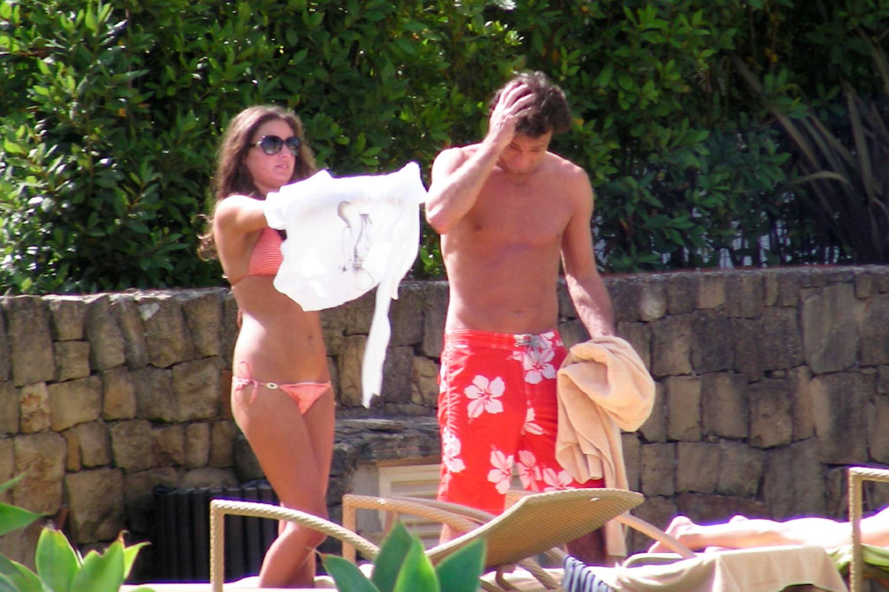 Álvaro Muñoz Escassi y Jessica Bueno durante unas vacaciones. (Foto: Gtres)