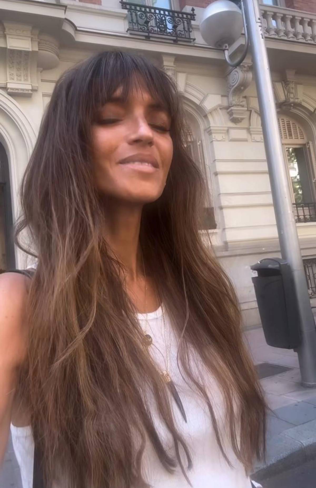 Sara Carbonero aparece en un interior, frente a un espejo, haciéndose un selfie con el móvil. (Redes Sociales)