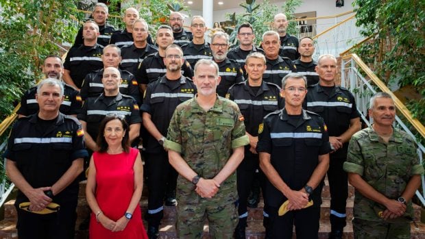 Felipe VI, Margarita Robles y efectivos de la UME. (Foto: Gtres)