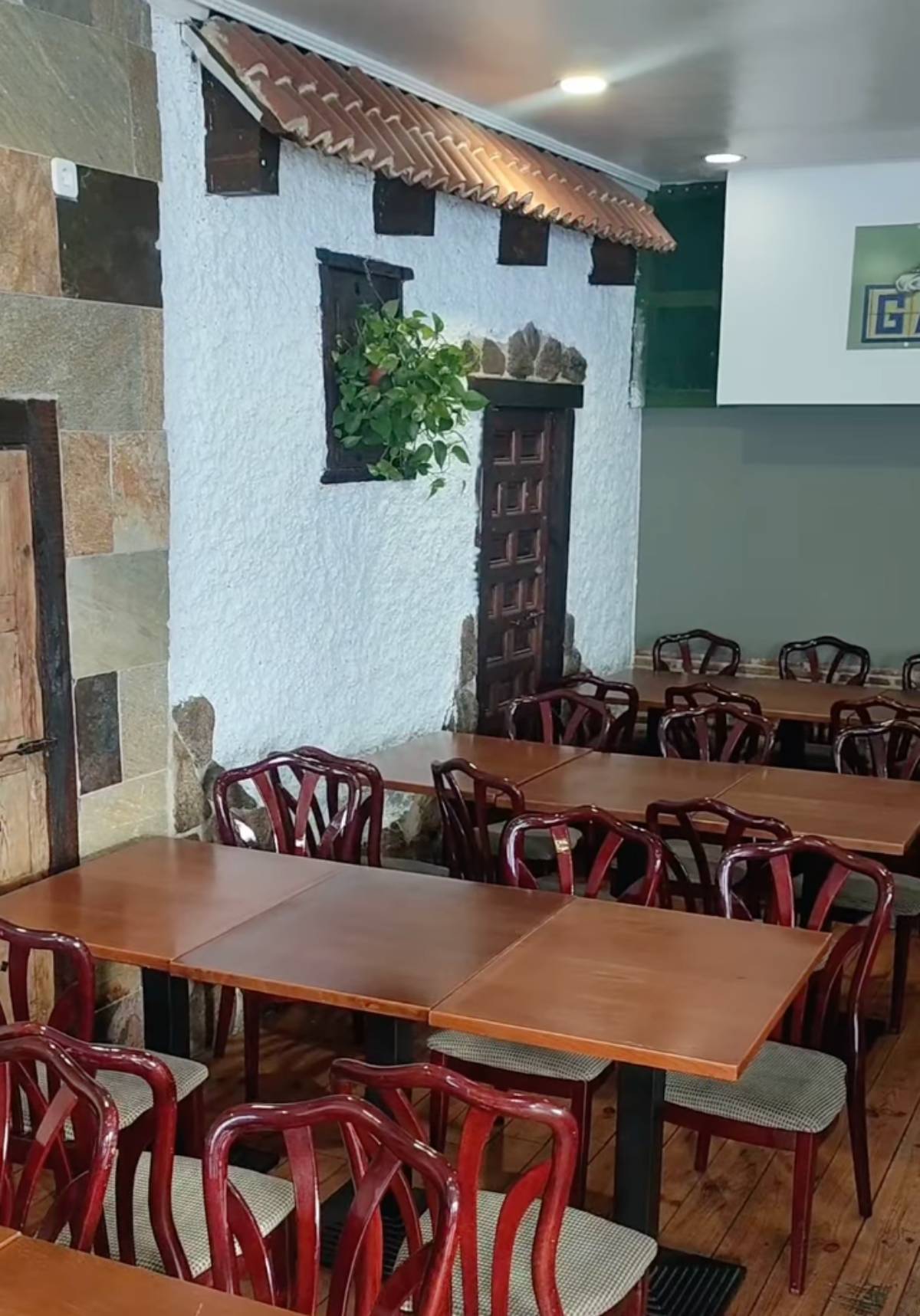 Se ve la zona de comedor de la taberna Garibaldi. 