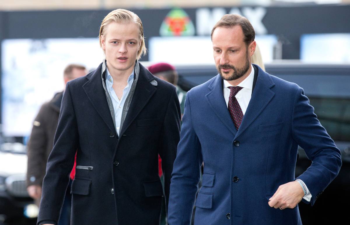 El príncipe heredero Haakon junto a Marius Borg Høiby asistiendo al almuerzo de Navidad en Oslo. (Gtres)