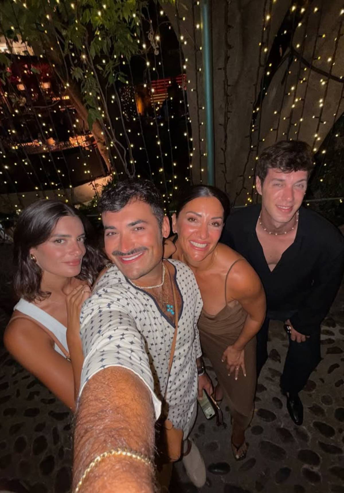 Nagore Robles con su pandilla de amigos en Málaga. (Redes Sociales)