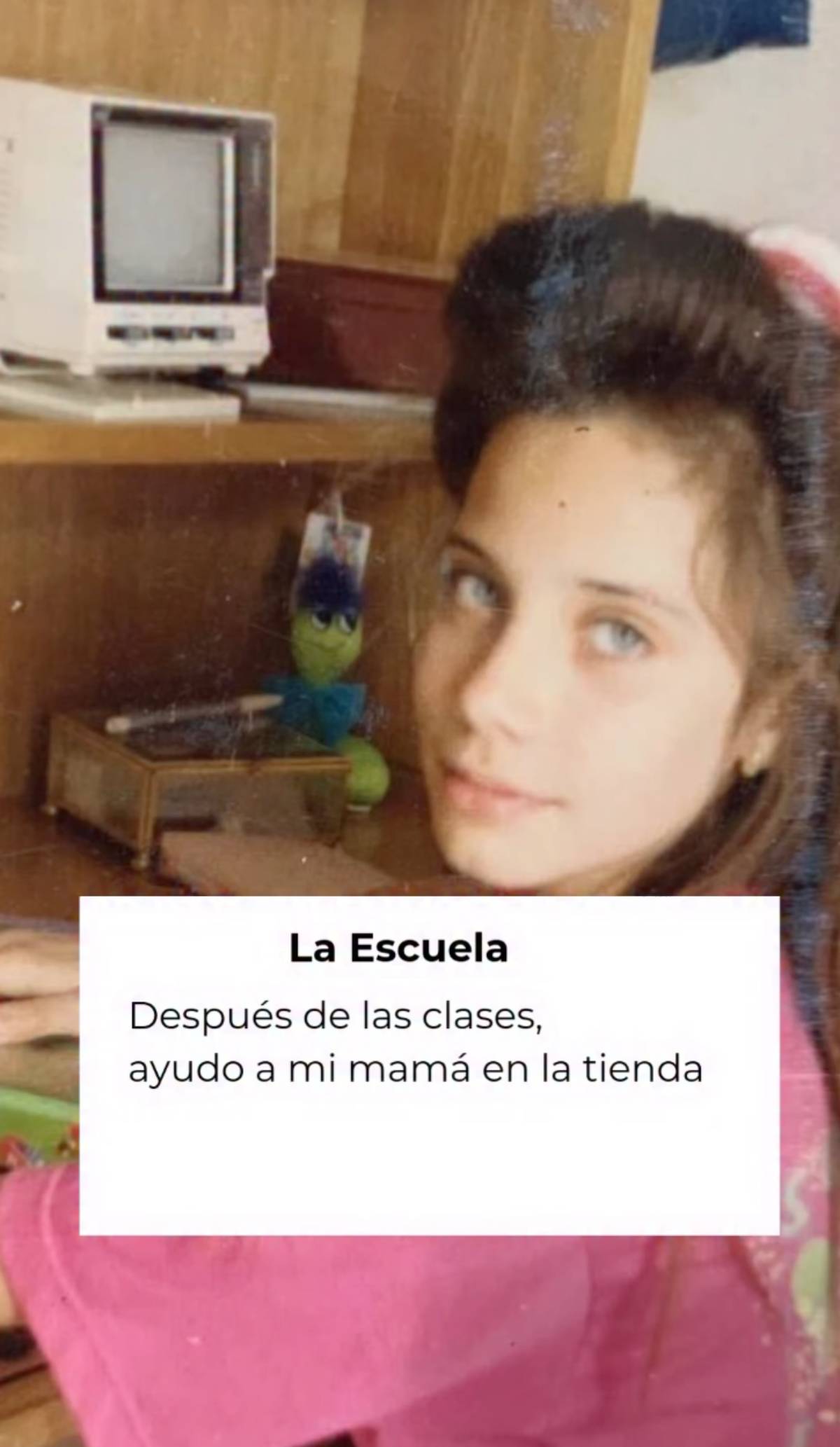 Foto de la niñez de Pilar Rubio, ayudando a su madre después de las clases en la tienda familiar. (Redes Sociales)