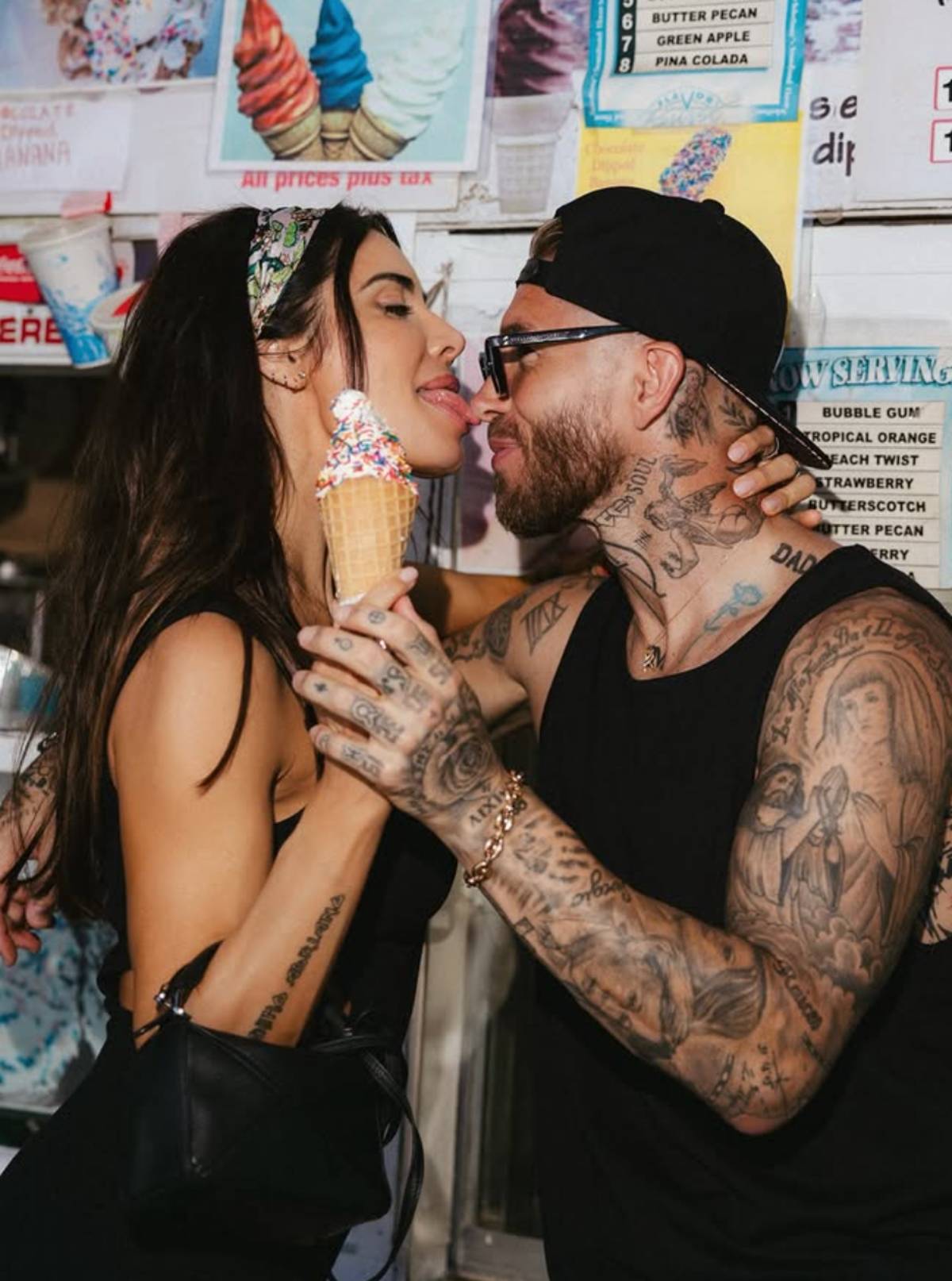 En contraste, la vemos ya en la actualidad, divertida y cómplice junto a Sergio Ramos. (Redes Sociales)