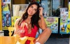 Pilar posa con un vestido rojo ajustado en un ambiente urbano y colorido. (Redes Sociales)