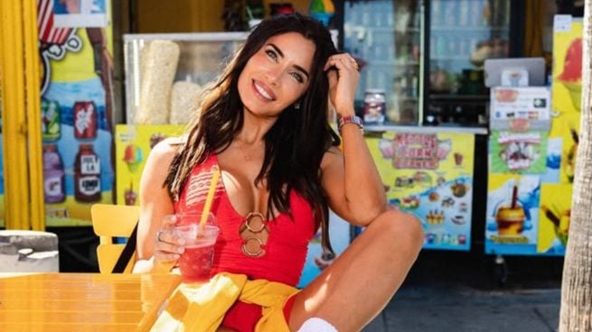 Pilar posa con un vestido rojo ajustado en un ambiente urbano y colorido. (Redes Sociales)