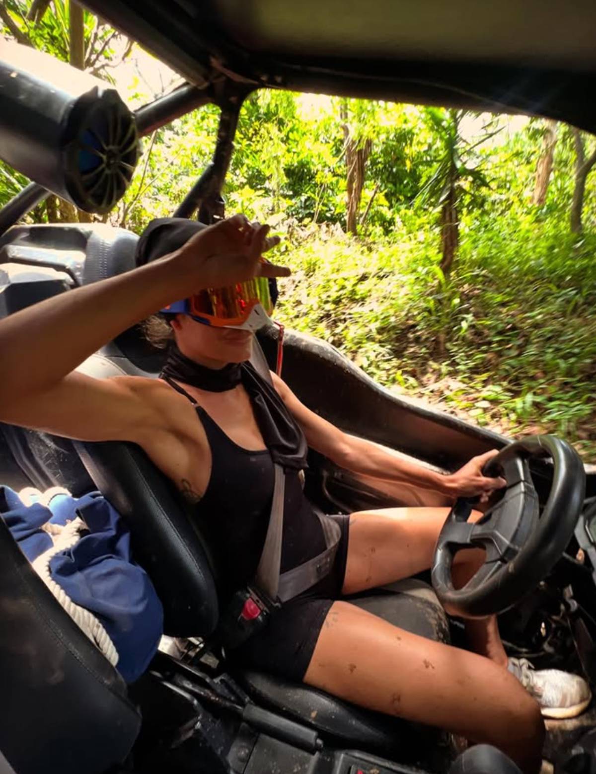 En otra imagen aparece al volante de un buggy. (Redes Sociales)