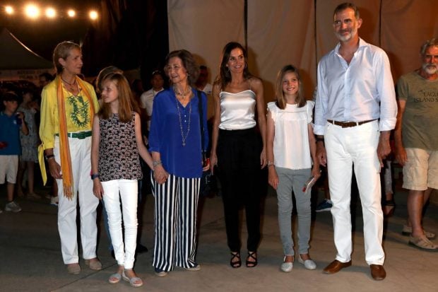 El rey Felipe VI y la reina Letizia, junto a doña Sofía, la infanta Elena, la princesa Leonor y la infanta Sofía en el concierto de Ara Malikian en Palma de Mallorca, el 1 de agosto de 2018. (Gtres)