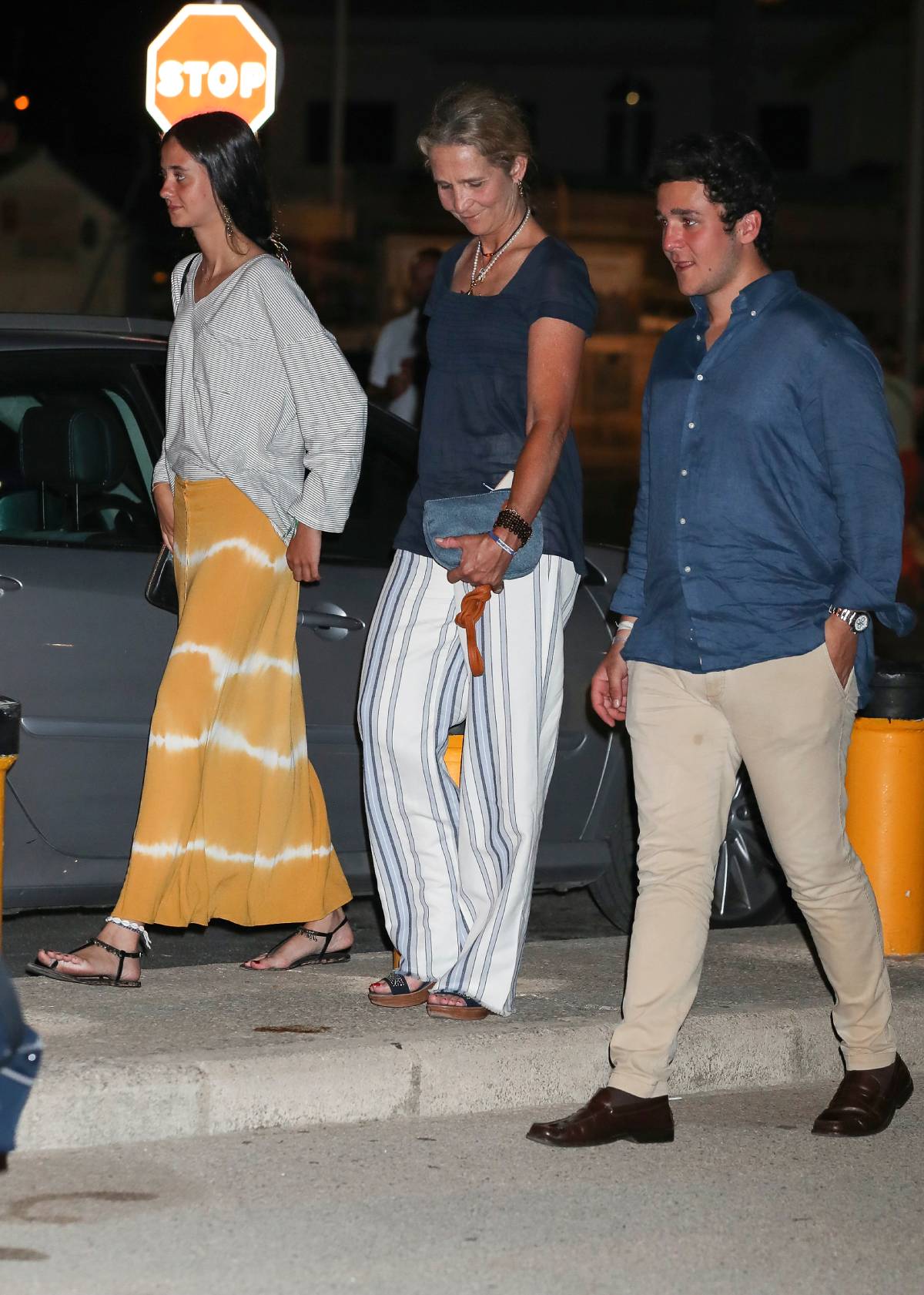 Felipe Juan Froilán, Victoria Federica de Marichalar y la infanta Elena de Borbón durante la cena de la 37ª Copa del Rey de vela en Palma de Mallorca, el sábado 4 de agosto de 2018. (Gtres)