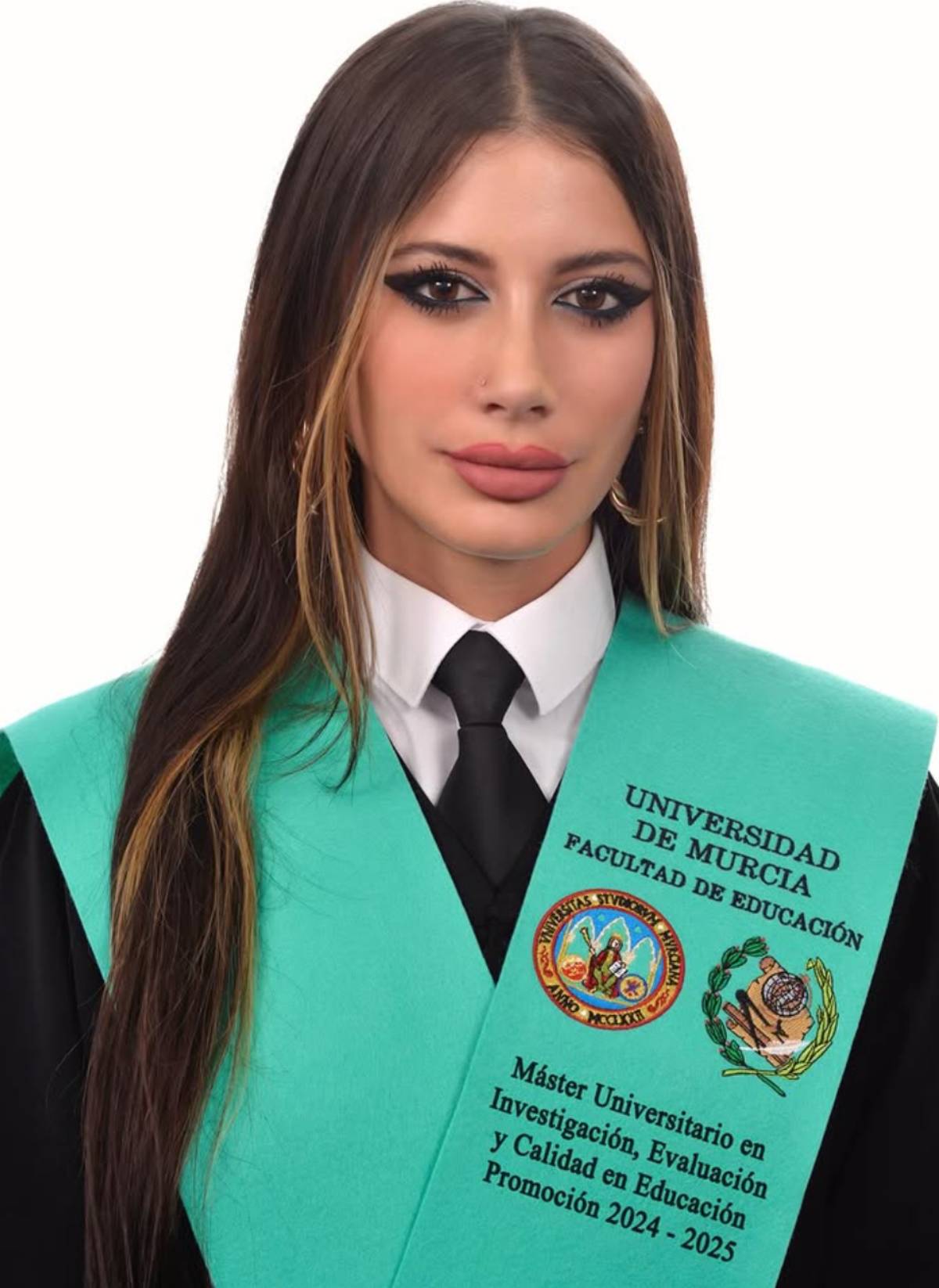 María Cristina Bernabé viste el traje de graduación universitario. (Redes Sociales)